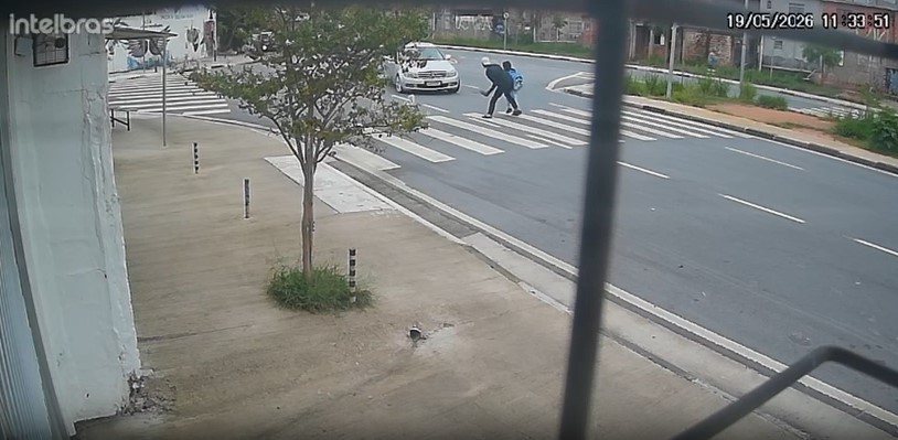 VÍDEO: criança e adolescente são atropelados por carro na faixa de pedestres em Carapicuíba