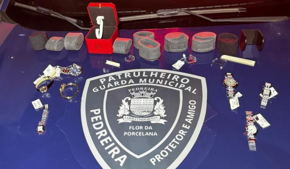 Relógios roubados por quadrilha durante roubo a joalheria do Iguatemi, em Campinas (SP), recuperados pela Guarda Municipal de Pedreira (SP) — Foto: André Luis Rosa/EPTV