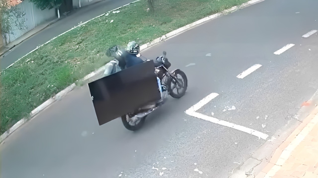 VÍDEO: Ladrões carregam TV furtada em moto após arrombar casa em MG