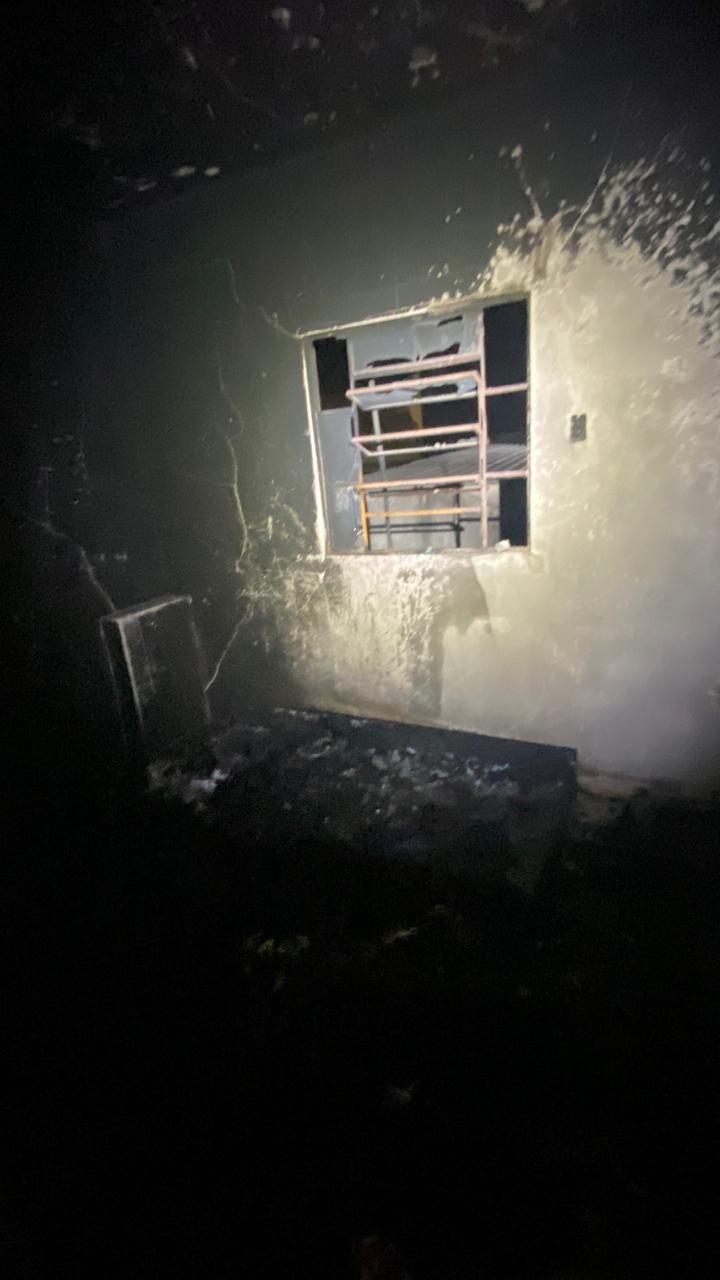 Criança morre e mãe fica gravemente ferida após incêndio em casa, na Grande BH