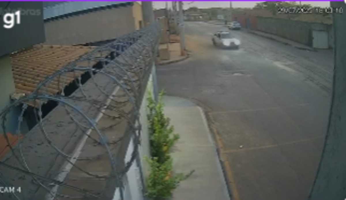 Motorista atinge motociclista em cruzamento e foge sem prestar socorro; VEJA VÍDEO