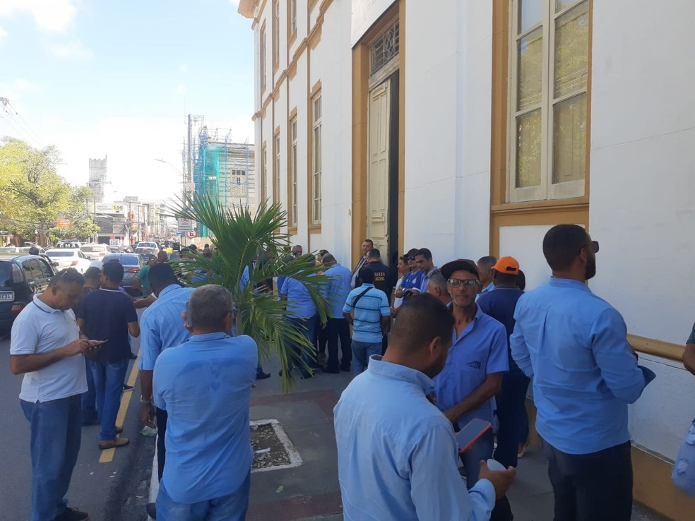 Motoristas de transportes clandestinos em frente � CMA � Foto: Anderson Barbosa/TV Sergipe