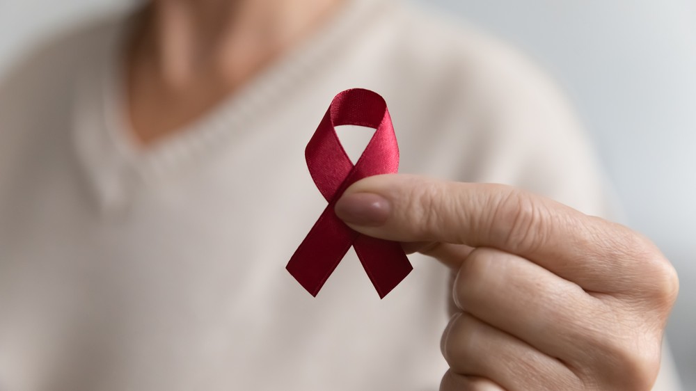 UNAIDS alerta que cortes de verbas e barreiras de acesso podem provocar ressurgimento do HIV