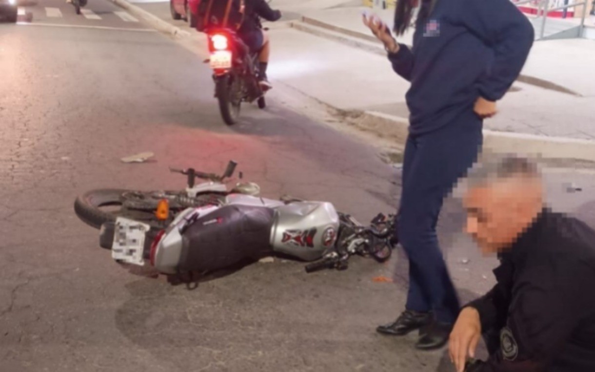 Jovem fica ferido após batida entre moto e carro em Pinheiral