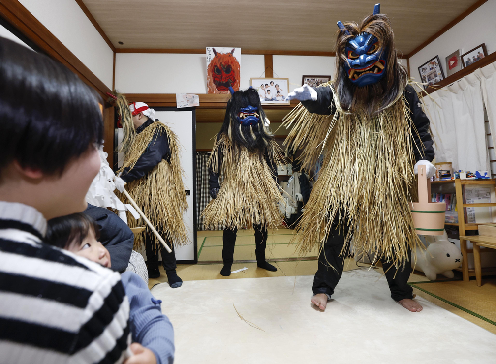 Homens vestidos como uma divindade chamada Namahage visitam uma casa residencial em Oga, na provncia de Akita, no nordeste do Japo, em 31 de dezembro de 2024, durante um evento anual para trazer boa sorte.  Foto: Kyodo/Reuters