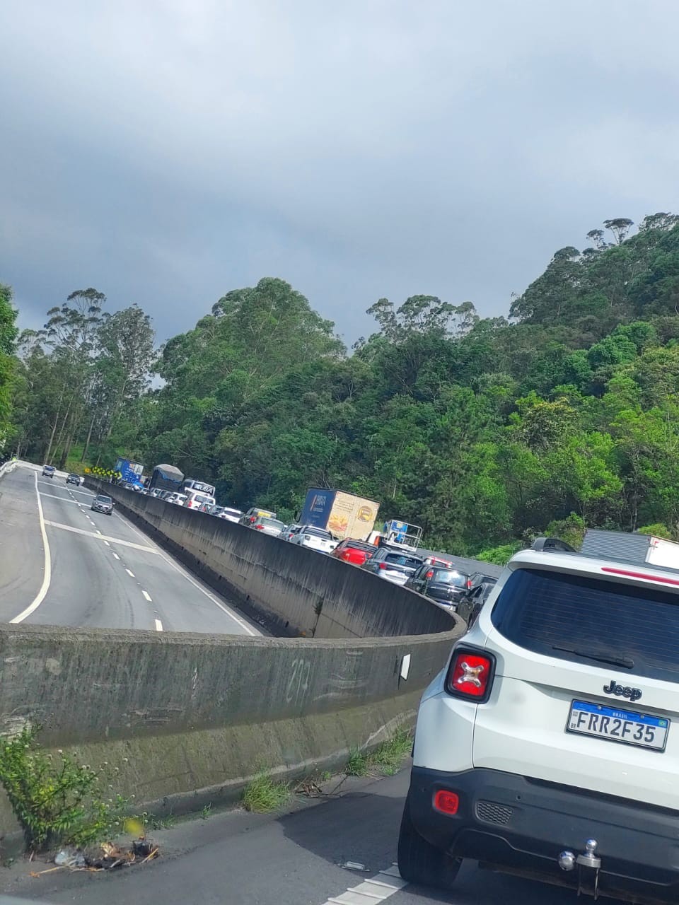 Cratera é aberta na Mogi-Dutra após rompimento no sistema de drenagem e causa lentidão no trânsito