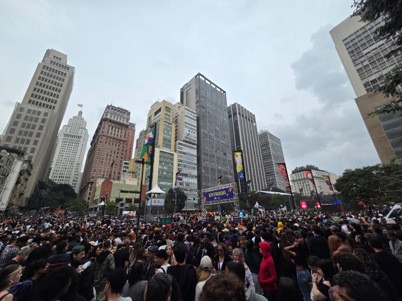 Virada Cultural tem multidão lotada e desmaios em São Paulo