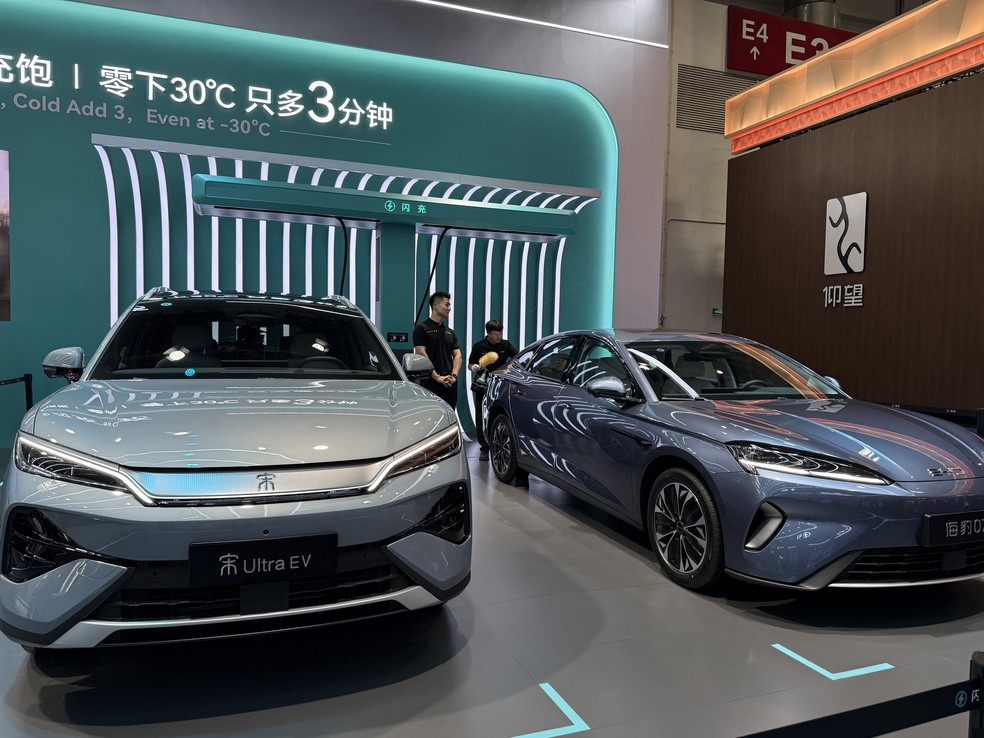Carregador ultrarrápido da BYD no Salão do Automóvel de Pequim — Foto: André Fogaça/g1