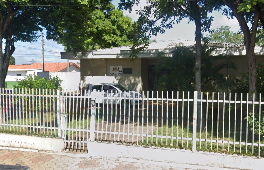 Mulher com criança no colo é esfaqueada; companheiro é suspeito e está foragido