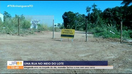 Alegando erro no traçado, moradores fecham rua em Gurupi