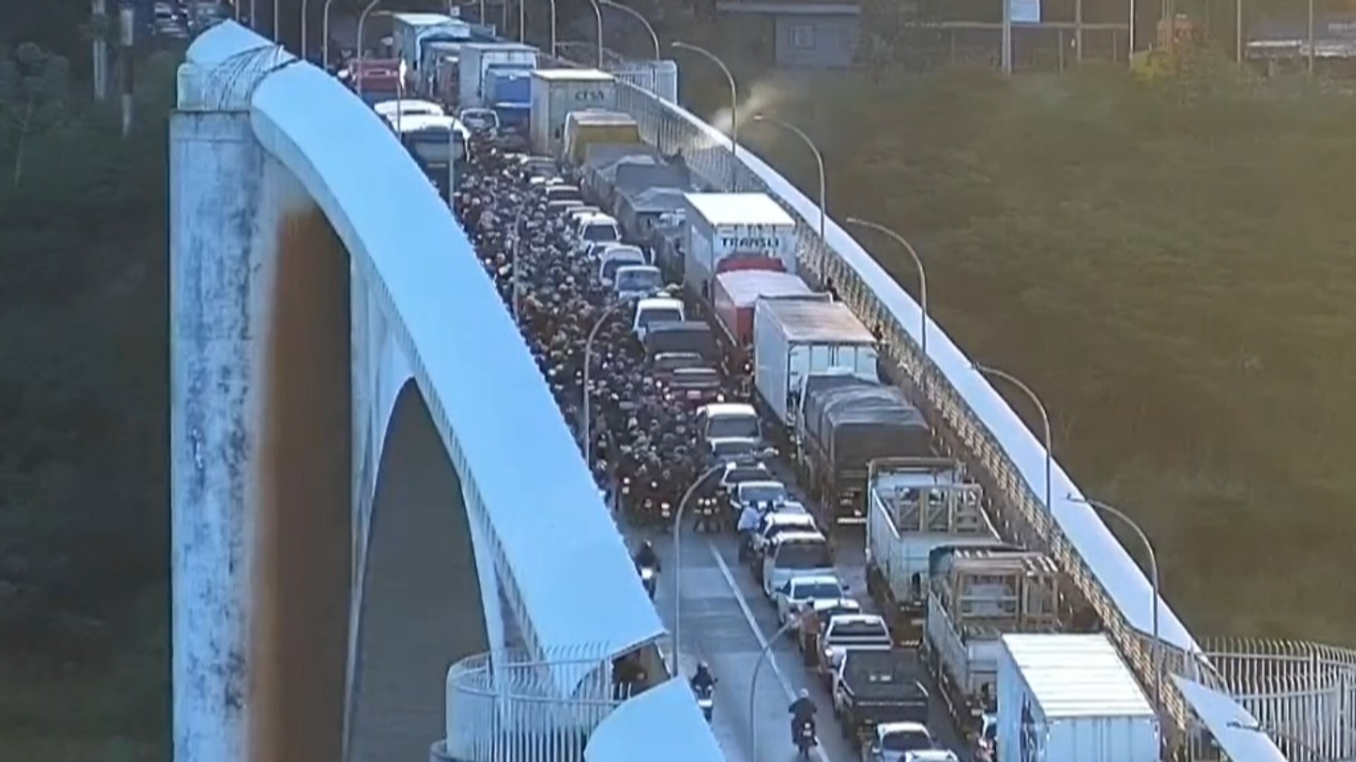 Piscina cai de caminhão e bloqueia trânsito na Ponte da Amizade, entre Brasil e Paraguai; VÍDEO