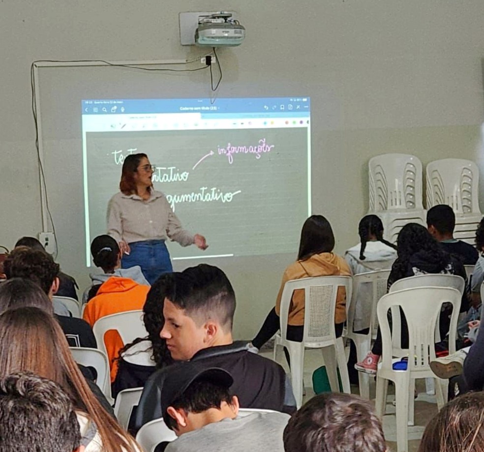 A professora Thais Oliveira dá aulas em Poços de Caldas (MG) e em curso online de redação — Foto: Arquivo pessoal/Thais Oliveira