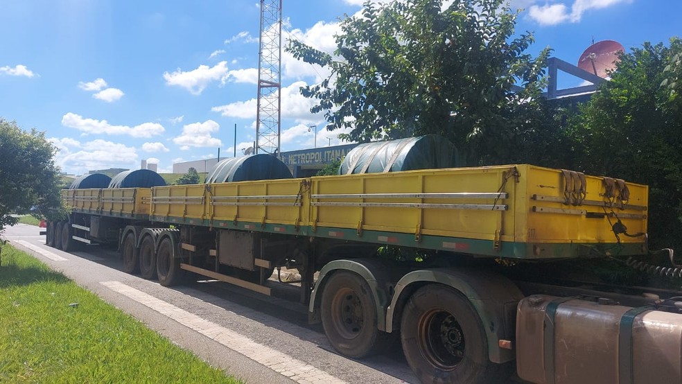 Caminhão pesava cerca de 48 toneladas. — Foto: Divulgação/PRF