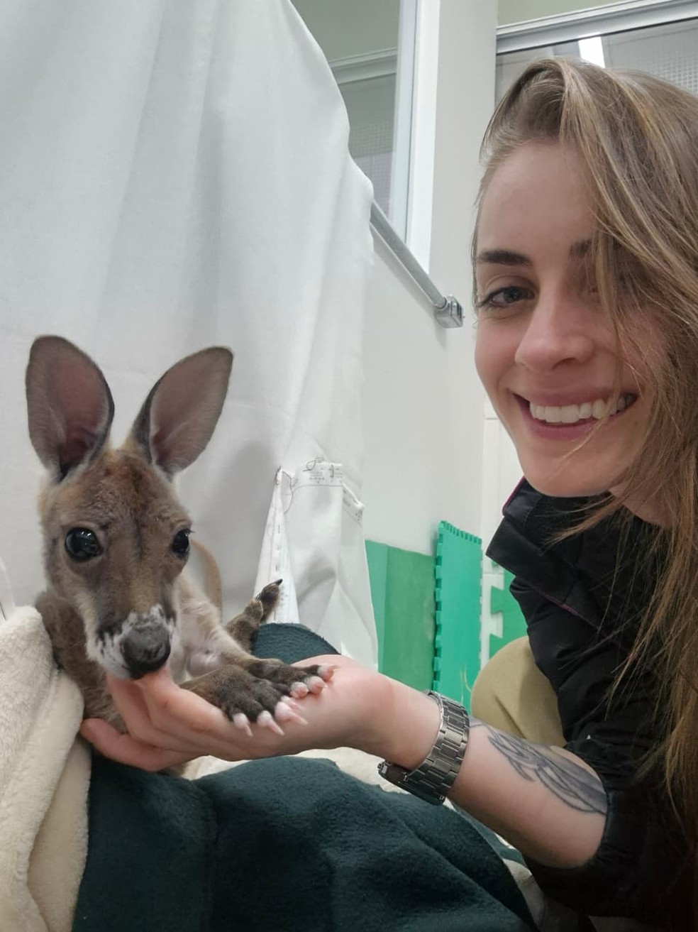 Canguru filhote do Animália Park e a bióloga Thais, que a acolheu — Foto: Animália Park