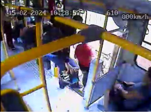 Vídeo mostra momento em que homem invade ônibus, ameaça esposa e tira mulher do veículo em Rio Preto