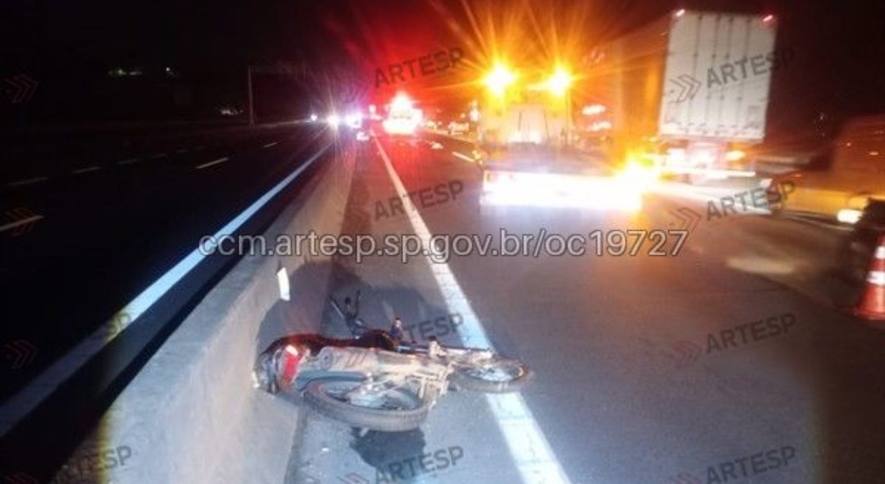 Motociclista bate em carreta, é atropelado duas vezes e morre na Raposo Tavares