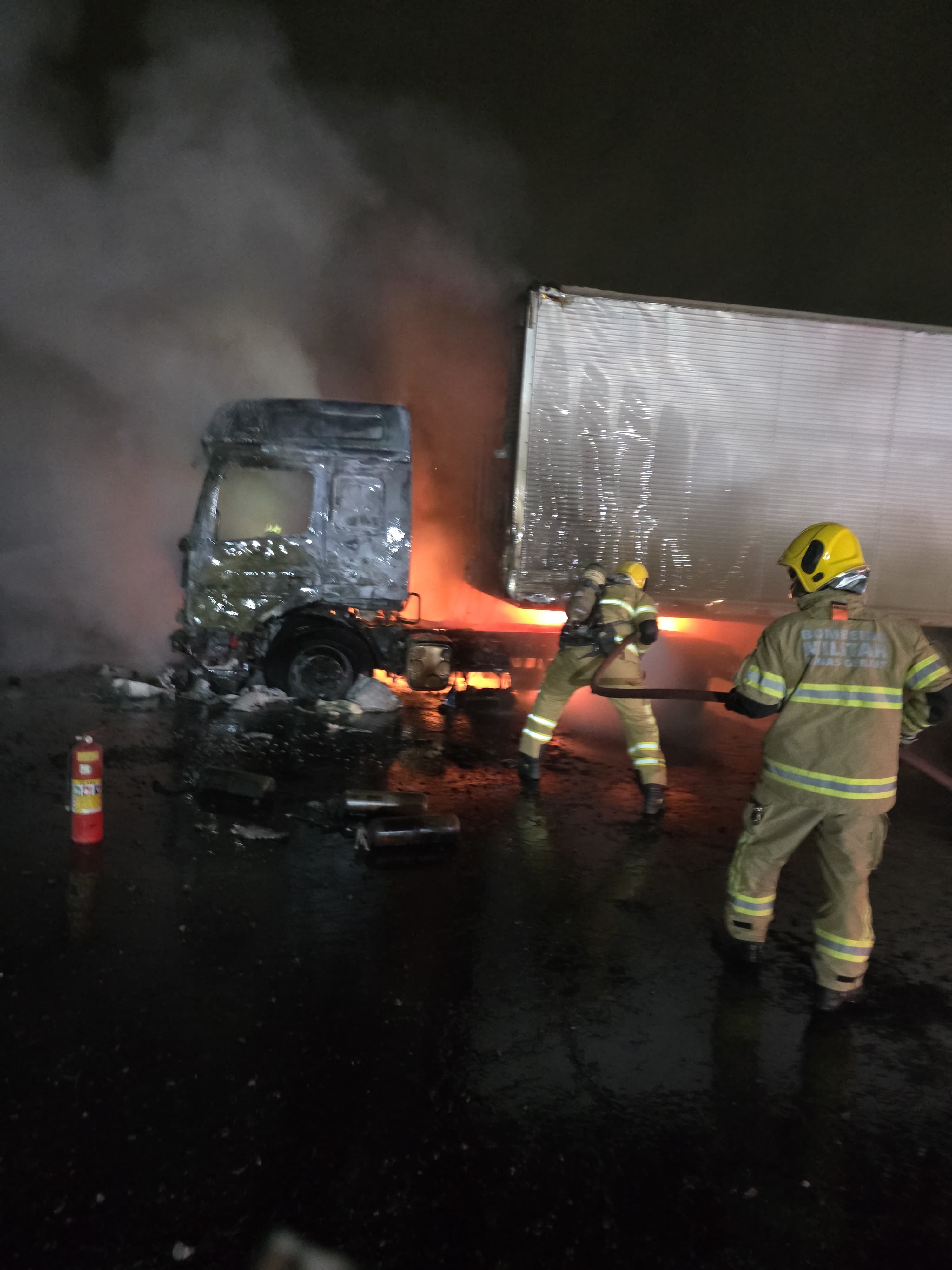 Caminhão-baú estacionado em pátio fica danificado ao ser atingido por incêndio em Montes Claros