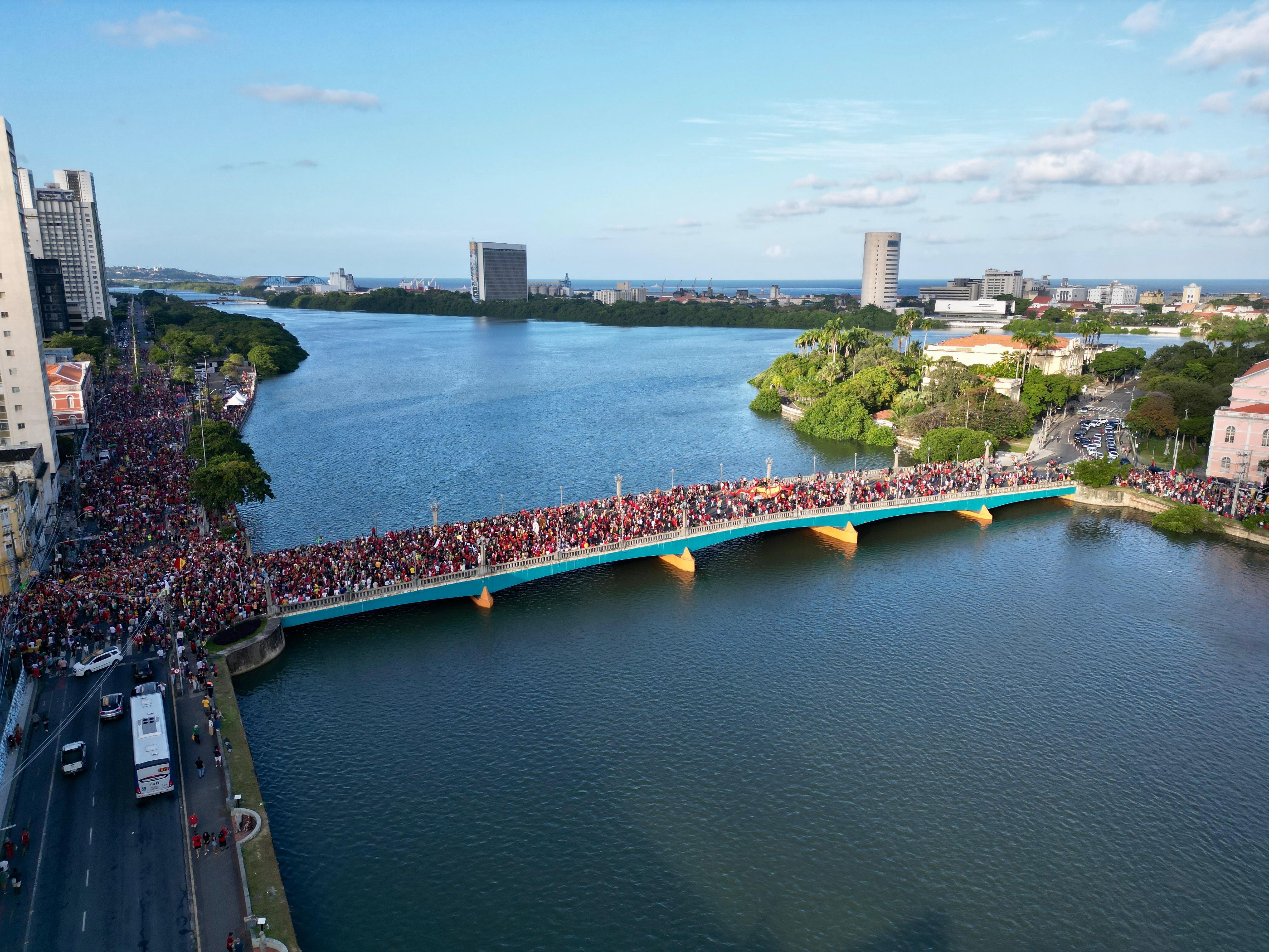 Manifestantes fazem ato no Recife contra PEC da Blindagem e Projeto da Anistia; VÍDEO