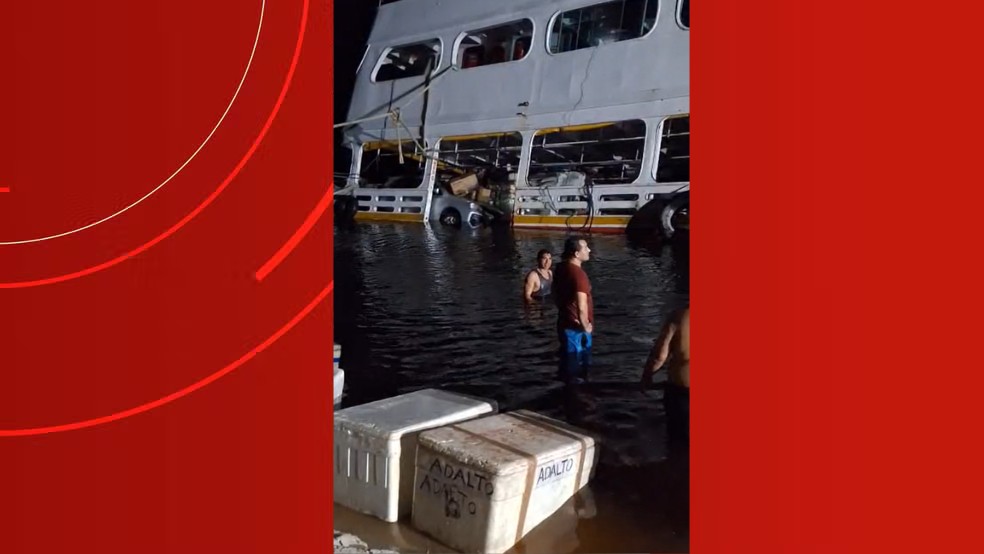 Embarcação bate em pedras e encalha em rio do Amazonas; passageiros são resgatados
