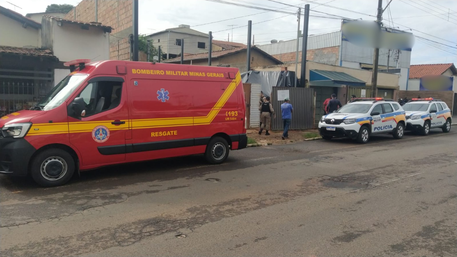 Ladrão morre eletrocutado com alicate nas mãos durante tentativa de furto de fios em obra
