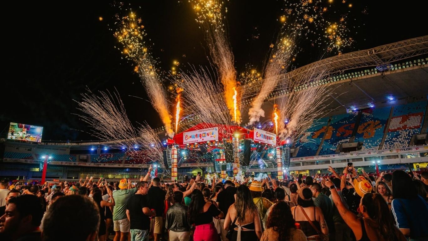 Com palco 360º e 4 horas de show, grupo Menos é Mais apresenta turnê em Paulínia