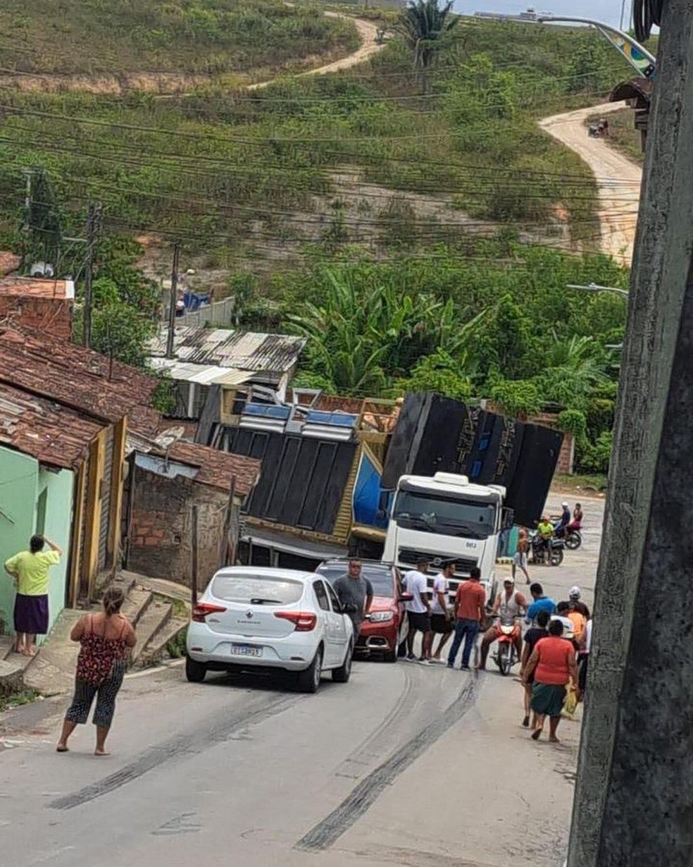 Trio elétrico desceu ladeira e atingiu casa em Messias — Foto: Redes sociais