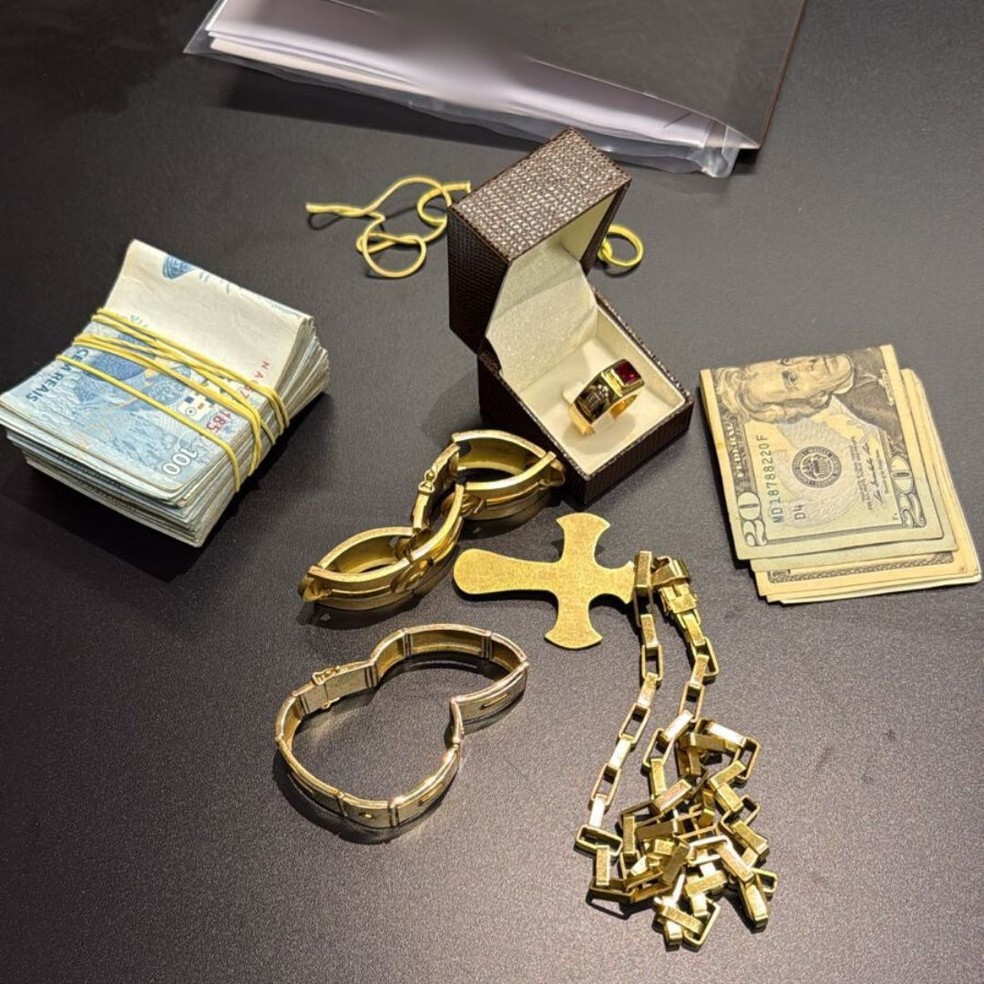 Carros, relógios, dólares e cerca de R$ 1 milhão apreendidos em operação contra fraudes na saúde — Foto: Divulgação/PF