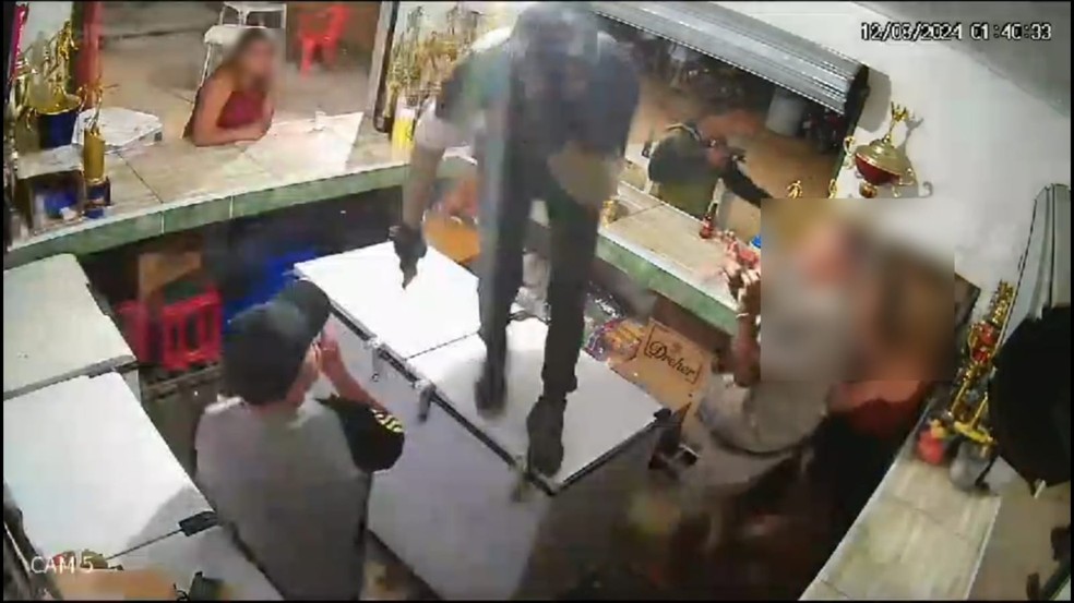 Adolescente é baleado durante assalto em bar no interior do Ceará. — Foto: Reprodução