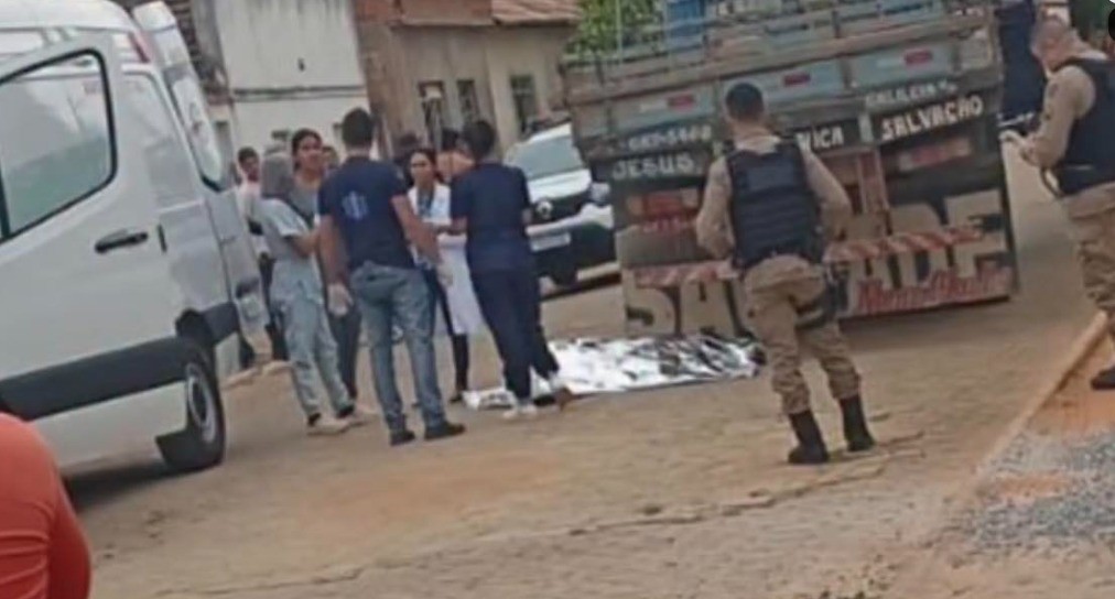 Homem cai e morre atropelado por caminhão no Centro de Galiléia