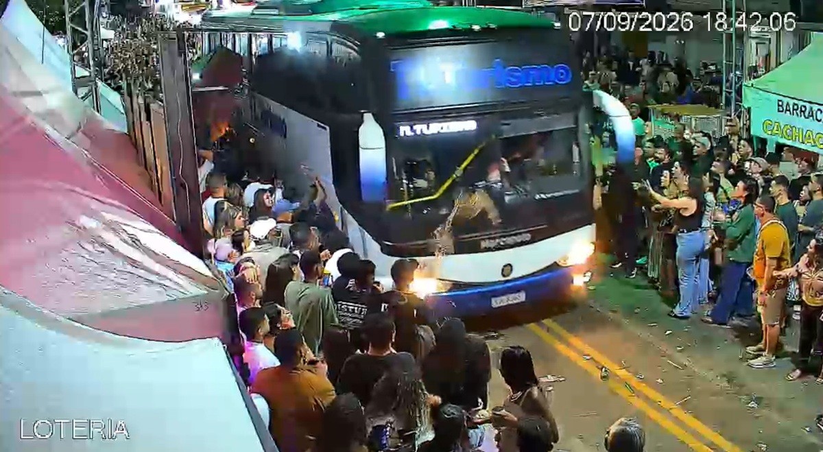 Ônibus perde freio e avança sobre público durante Festa de Setembro em Natividade