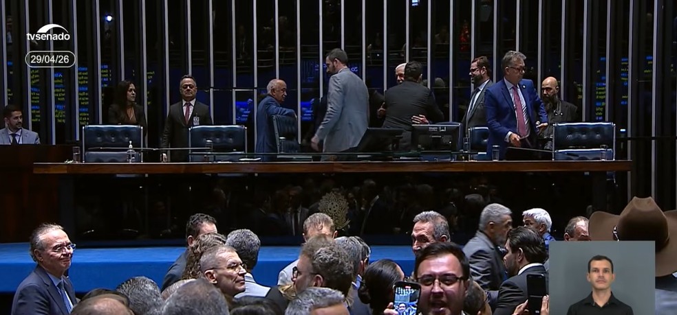 Alcolumbre abraça Jaques Wagner após anunciar rejeição de Messias ao STF — Foto: Reprodução/TV Senado