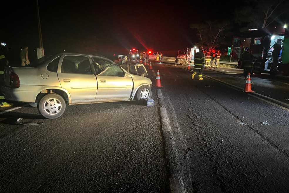 Batida frontal foi registrada na noite deste domingo (9), em Álvares Machado (SP) — Foto: Polícia Rodoviária/Divulgação