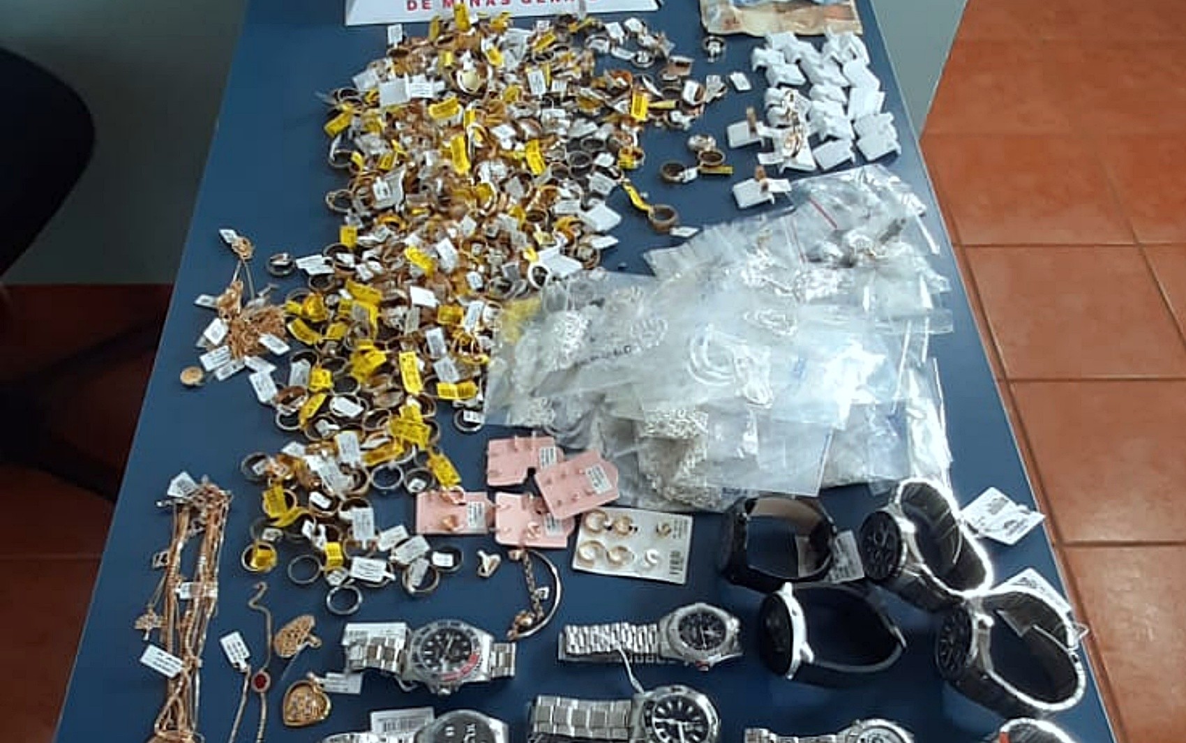 Homem é preso após se esconder em shopping e furtar joalheria durante a madrugada em Poços de Caldas, MG