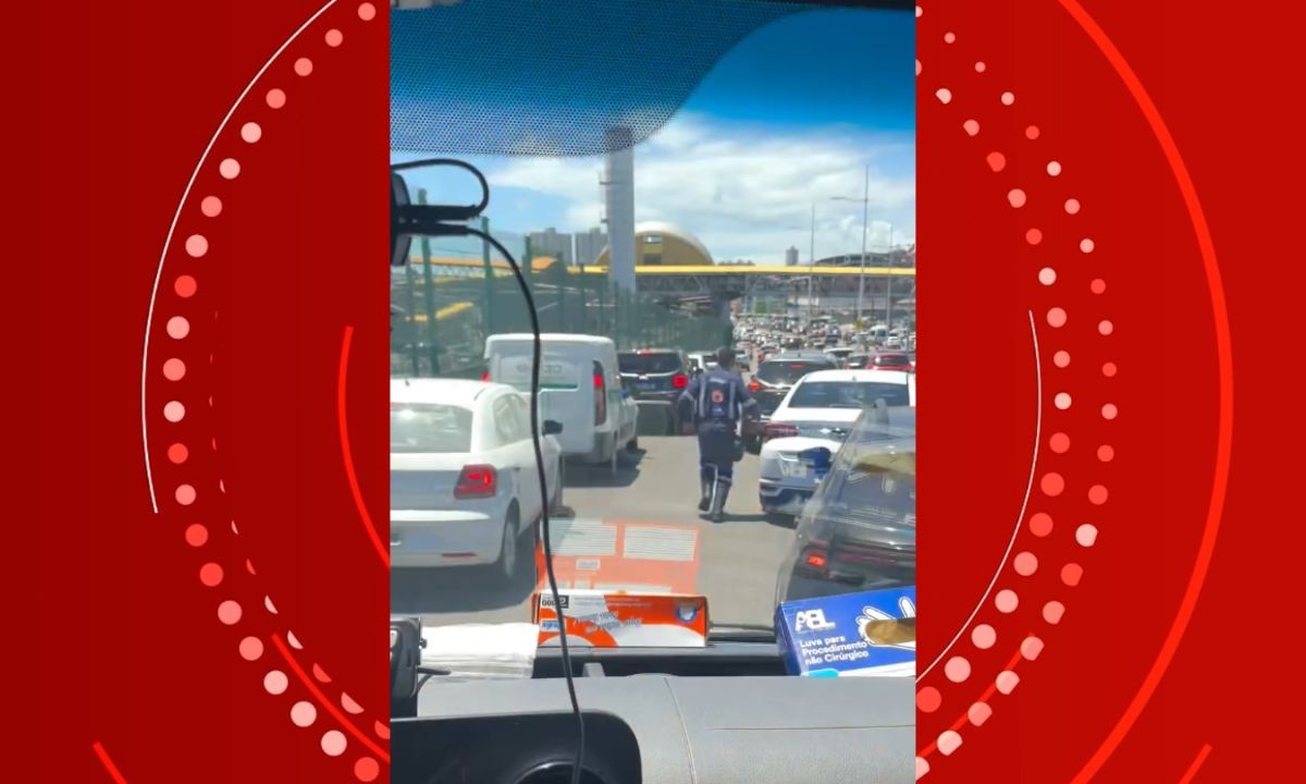 VÍDEO: médico viraliza após pedir passagem a motoristas para ambulância durante congestionamento em Salvador