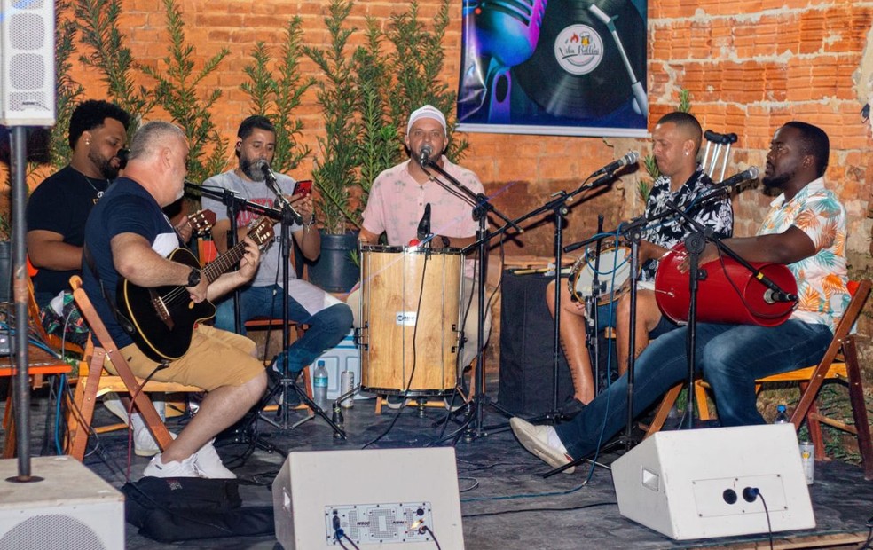 Ex-padre que largou batina para tocar em grupo de samba cria projeto 'Pagode Cumpadre' e sonha com carreira profissional — Foto: Arquivo Pessoal 