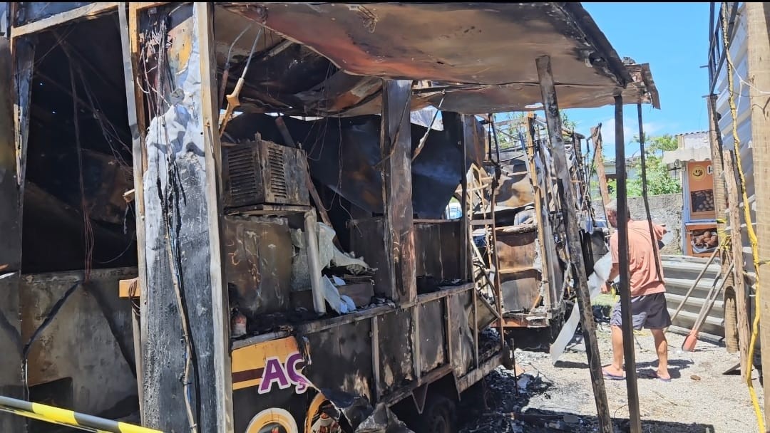 Incêndio destrói dois food trucks em praça gastronômica de Itaipuaçu, em Maricá
