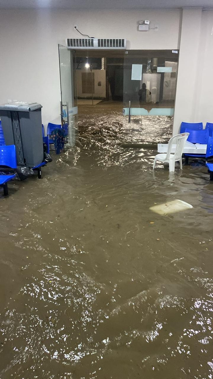 VÍDEO: água da chuva invade Hospital Regional Dom Moura, em Garanhuns, e unidade precisa transferir pacientes