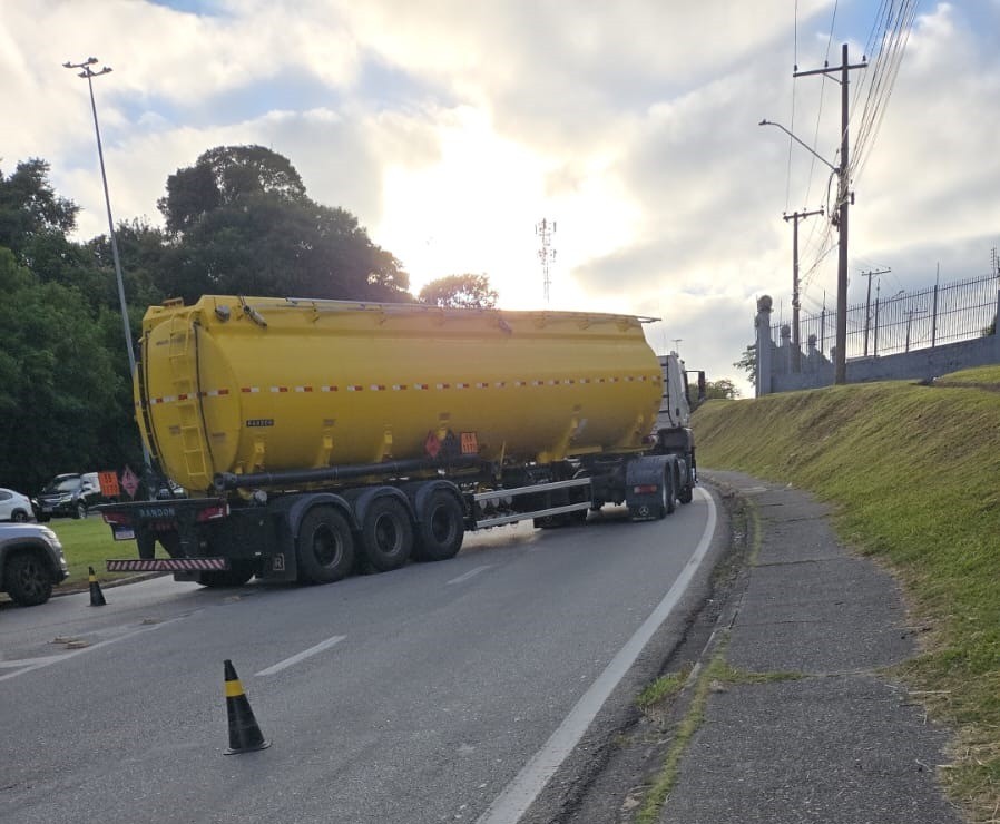 Caminhão 'entala' em retorno e interdita avenida em Sorocaba