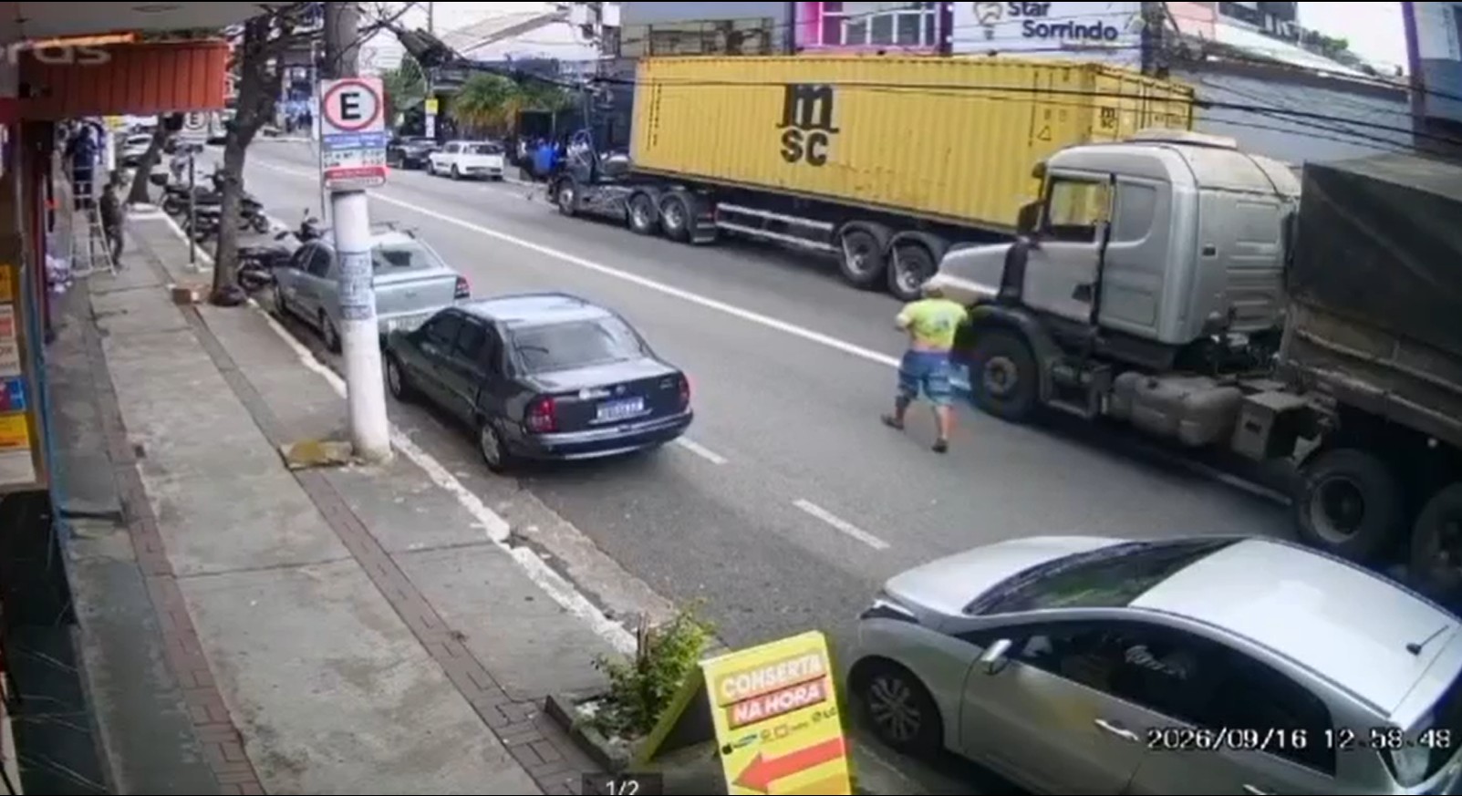 Caminhoneiros brigam no trânsito e um deles é esfaqueado na Zona Sul de SP