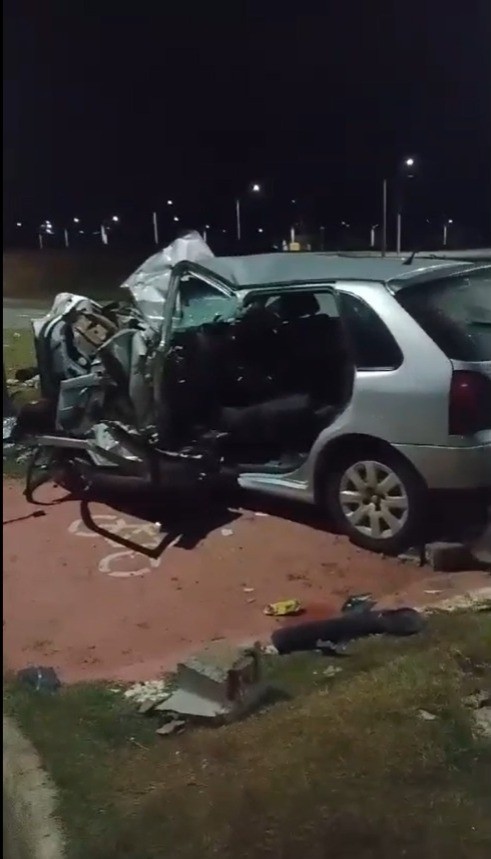 Motorista é socorrido com traumatismo craniano após bater carro em poste em Caçapava