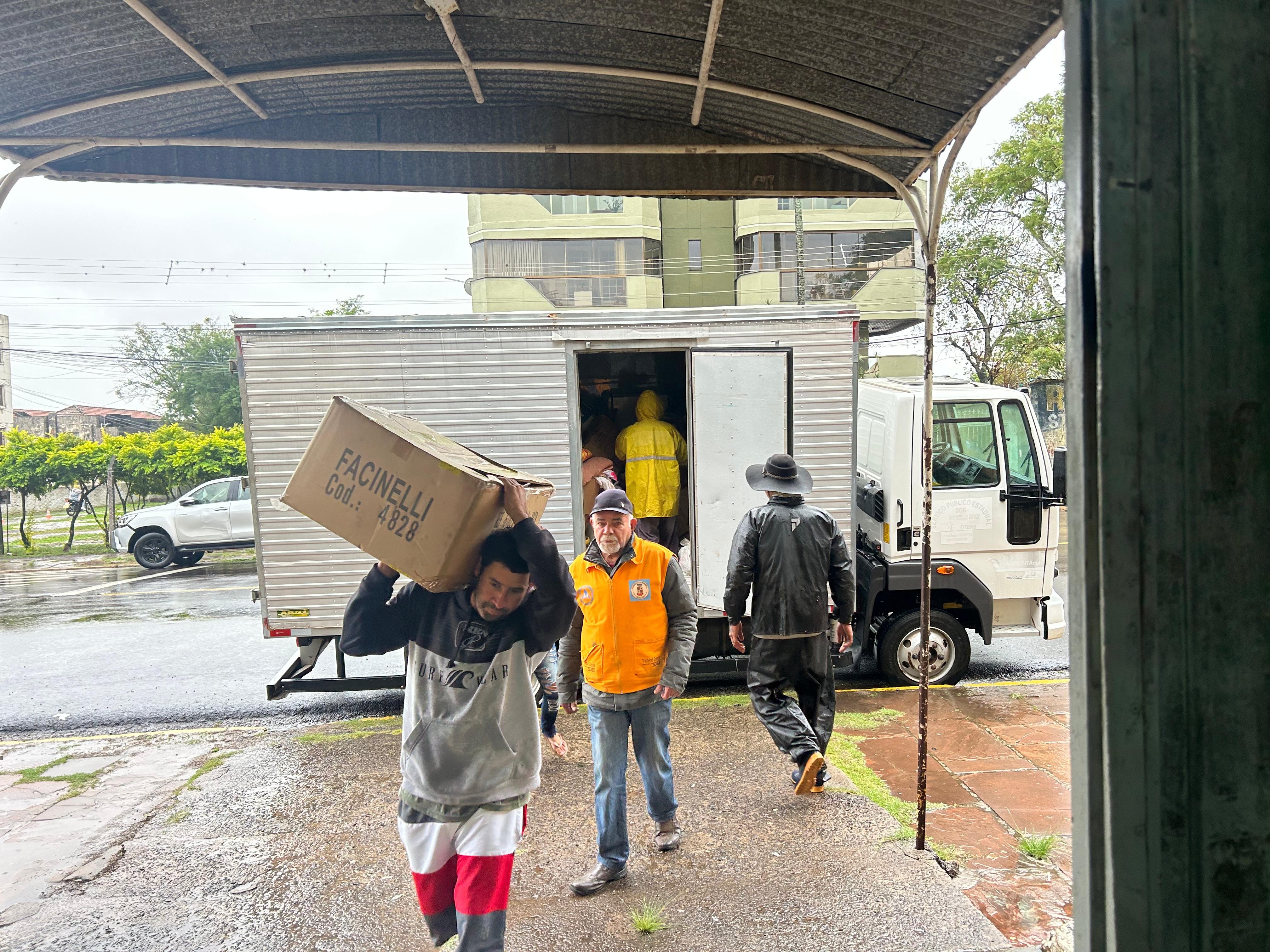 Alegrete tem chuva de um mês em 48h, Rio Ibirapuitã ultrapassa cota de inundação e moradores saem de casa
