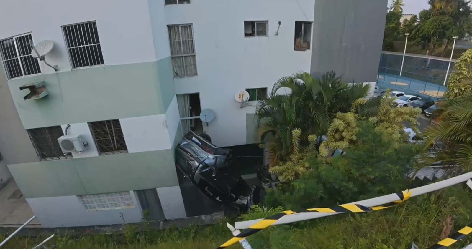 Carro cai de ribanceira, capota e entra em condomínio em Salvador; veja imagem impressionante