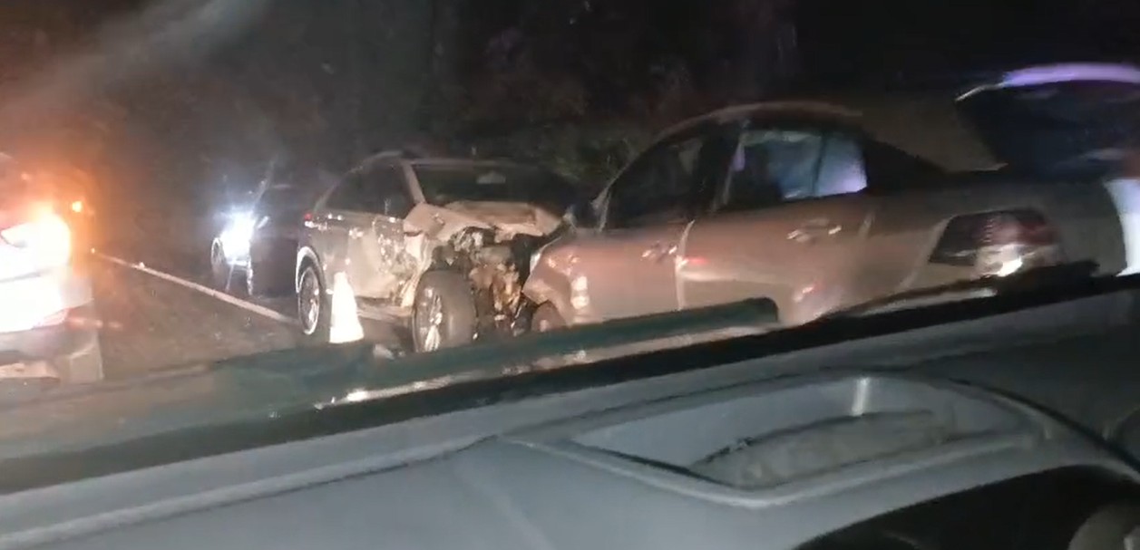 Quatro pessoas ficam feridas após acidente em Sarutaiá; rodovia foi interditada