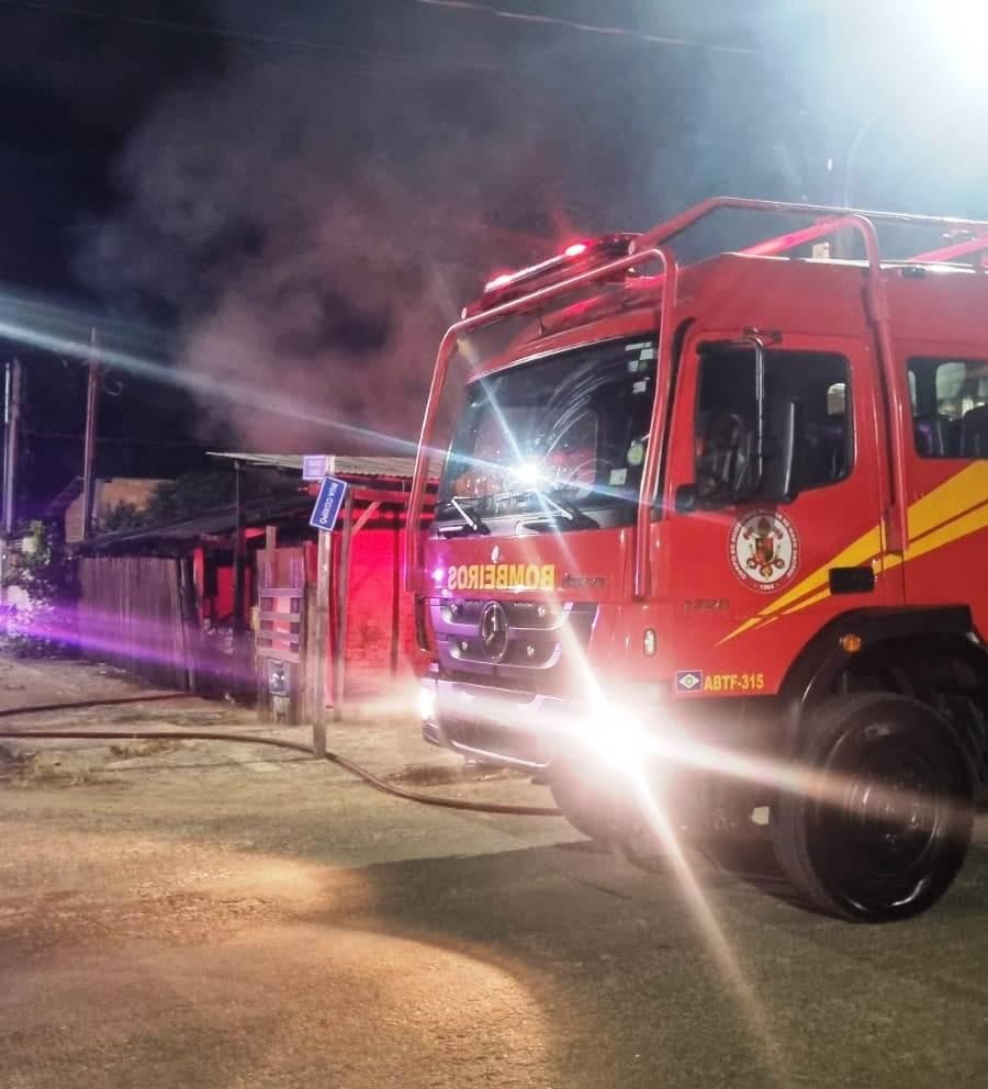 Bombeiros combatem suposto incêndio criminoso em casa de MT