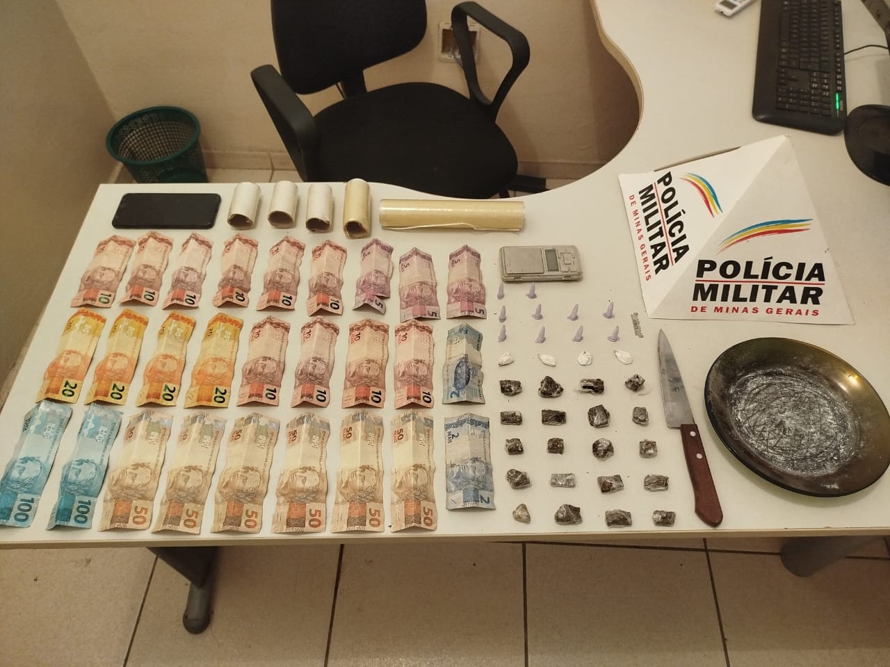 Quatro pessoas são presas após a PM apreender maconha, cocaína e mais de R$ 700 em casa apontada como ponto de tráfico de drogas, em Buritizeiro