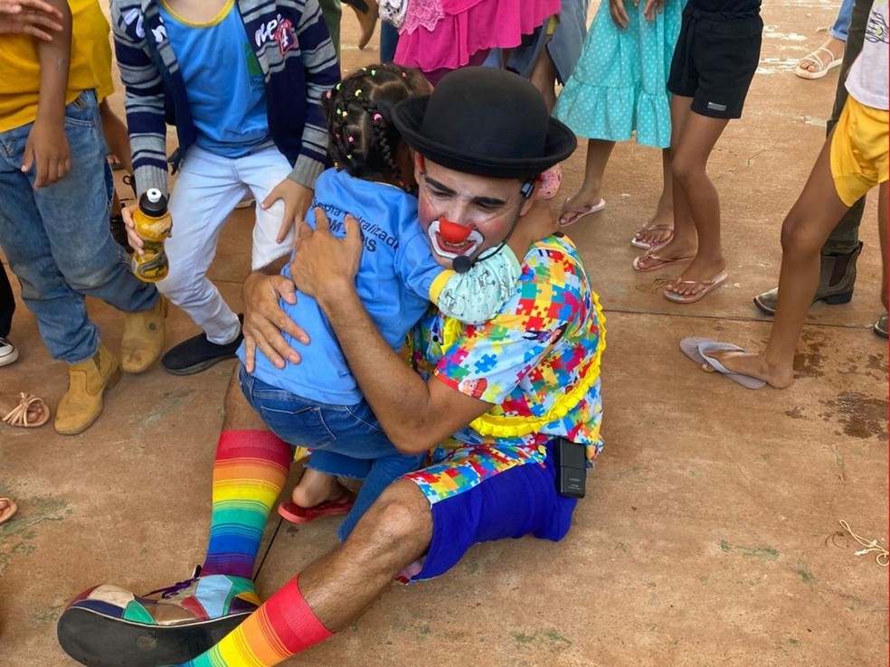 T&aacute;ssio Santos, de 37 anos, &eacute; professor, ele criou o Palha&ccedil;o Pipoca e h&aacute; mais de sete anos leva arte e humor a comunidades &mdash; Foto: Arquivo pessoal