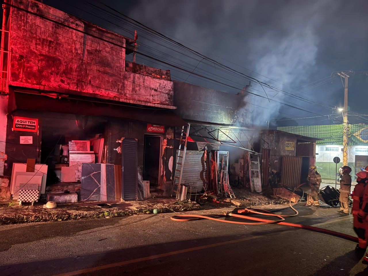 Depósito pega fogo em BH; vídeo mostra bombeiros resgatando cães durante incêndio 