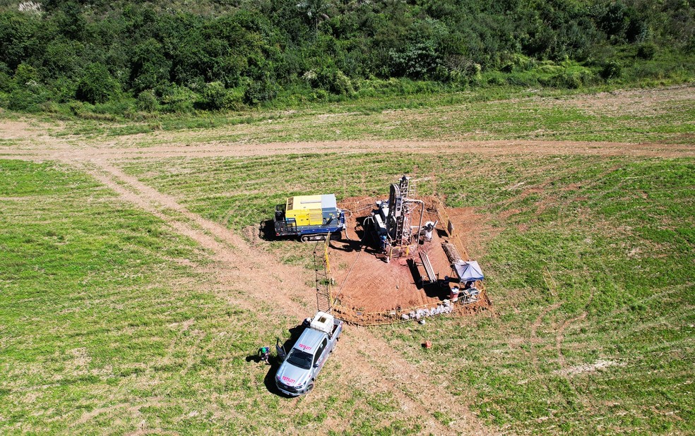 Mineradora faz perfuração de sondagem em área de futura mina de terras raras em Poços de Caldas, MG — Foto: Viridis/Divulgação