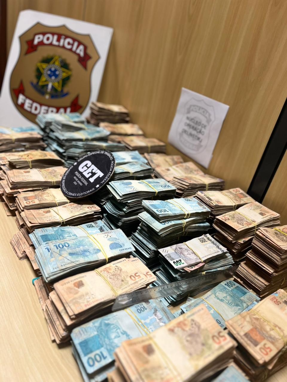 PF apreende quase R$ 2 milhões em espécie em ações contra crimes eleitorais no Rio e na Baixada