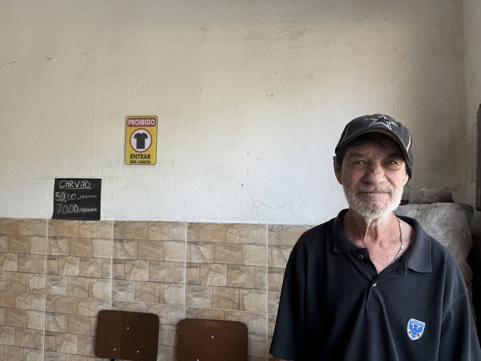José Miguel Pinhal, que não tem celular e internet, e usa a agência da Caixa de Cipó — Foto: Cíntia Acayaba/g1